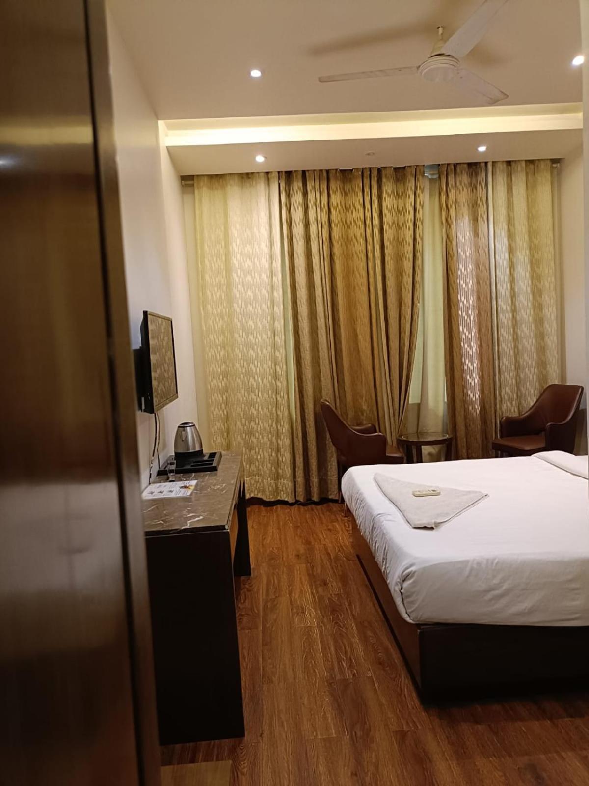 Hotel Parklane Agra (Uttar Pradesh) Exteriör bild