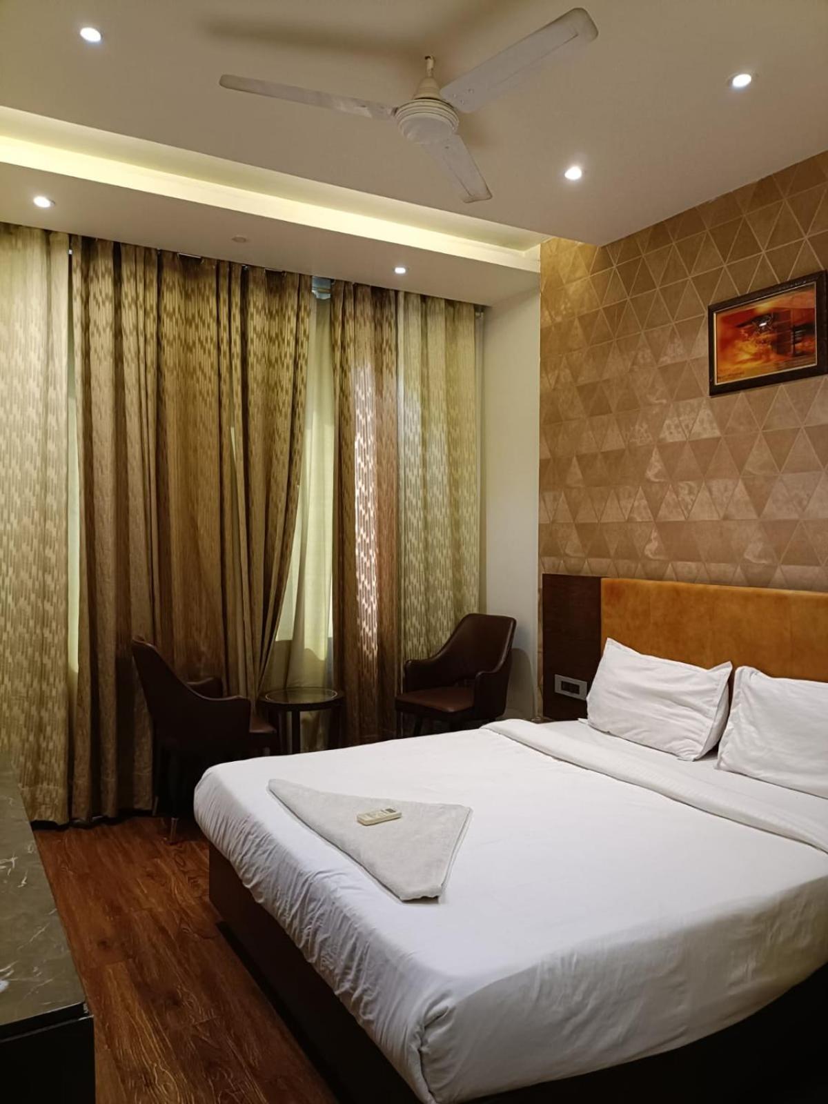 Hotel Parklane Agra (Uttar Pradesh) Exteriör bild
